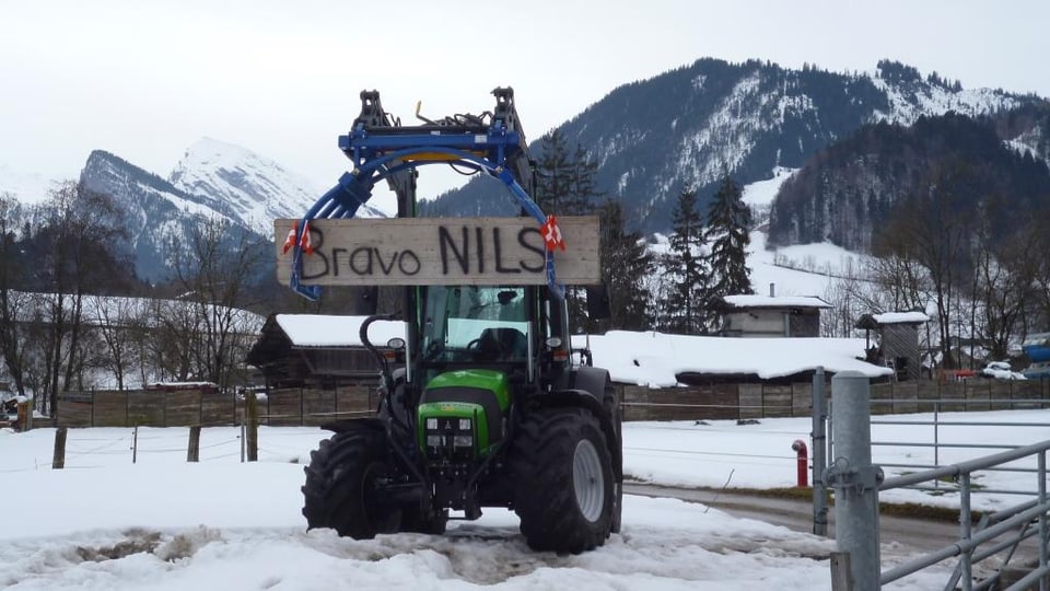 Ein Traktor mit einem Schild «Bravo Nils».