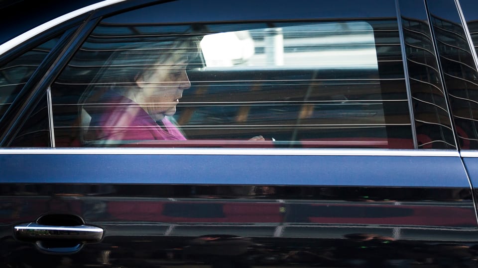 Merkel im Auto.