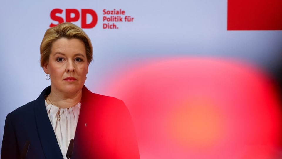 Franziska Giffey in dunkelblauem Anzug vor einem Logo der SPD.