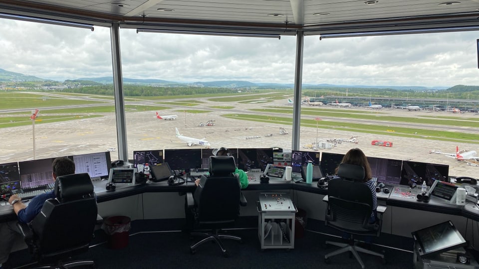 Fluglotsen im Kontrollturm am Flughafen Zürich.