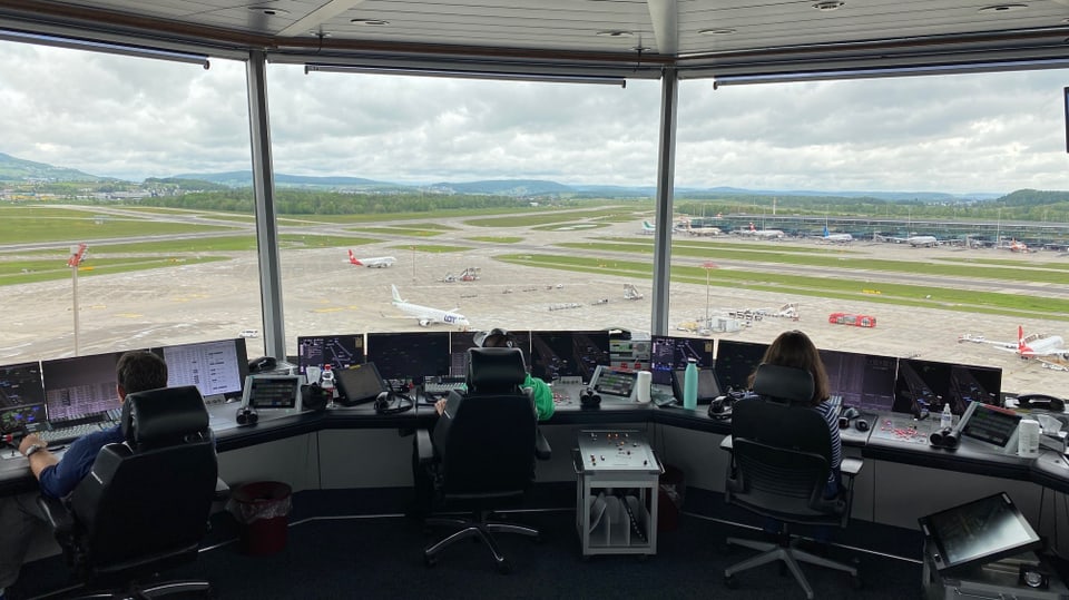  Fluglotsen im Kontrollturm am Flughafen Zürich.