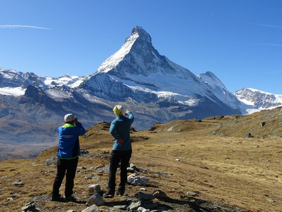 Zwei Wanderer vor dem Matterhorn