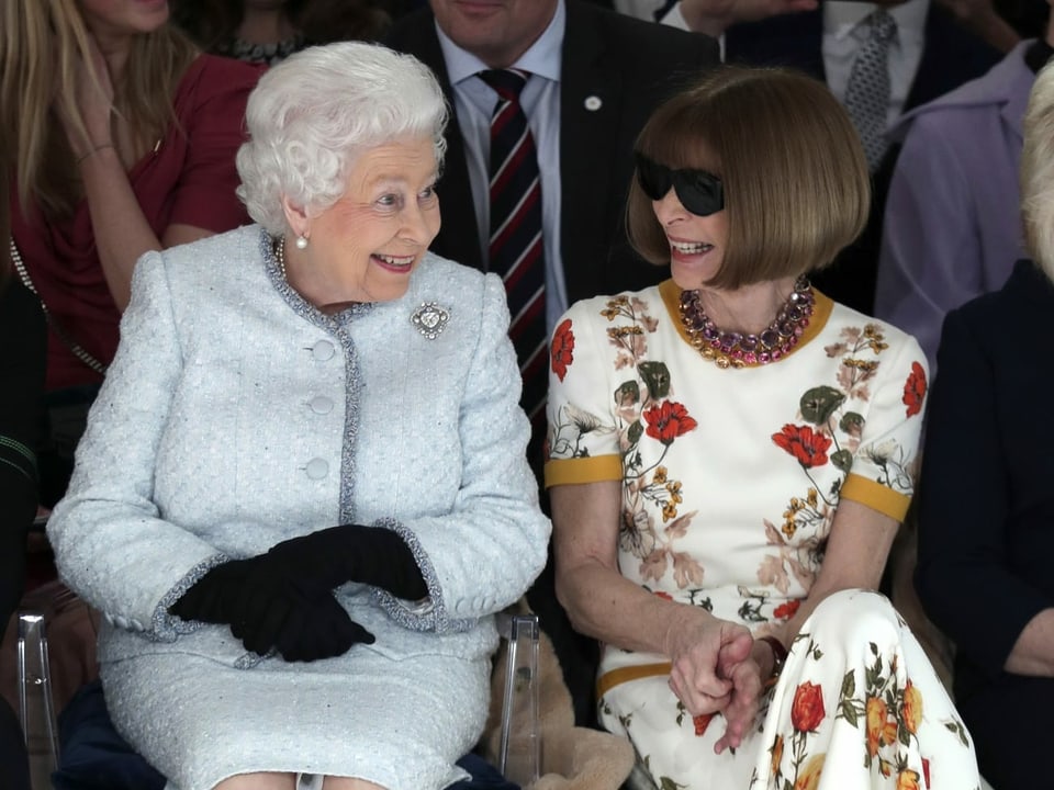 Anna Wintour neben der Queen