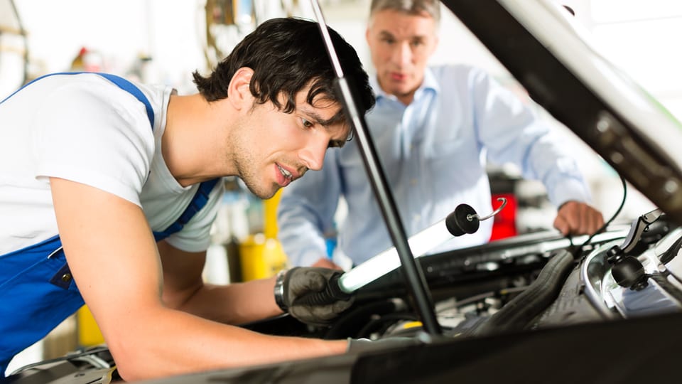 Umwelt Und Verkehr Lampenwechsel Beim Auto Kostet Nerven Und Blut Kassensturz Espresso Srf