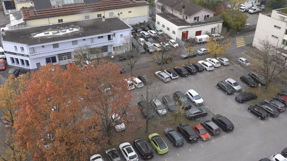 Parkplatz mit Herbstbäumen und Autos aus der Vogelperspektive