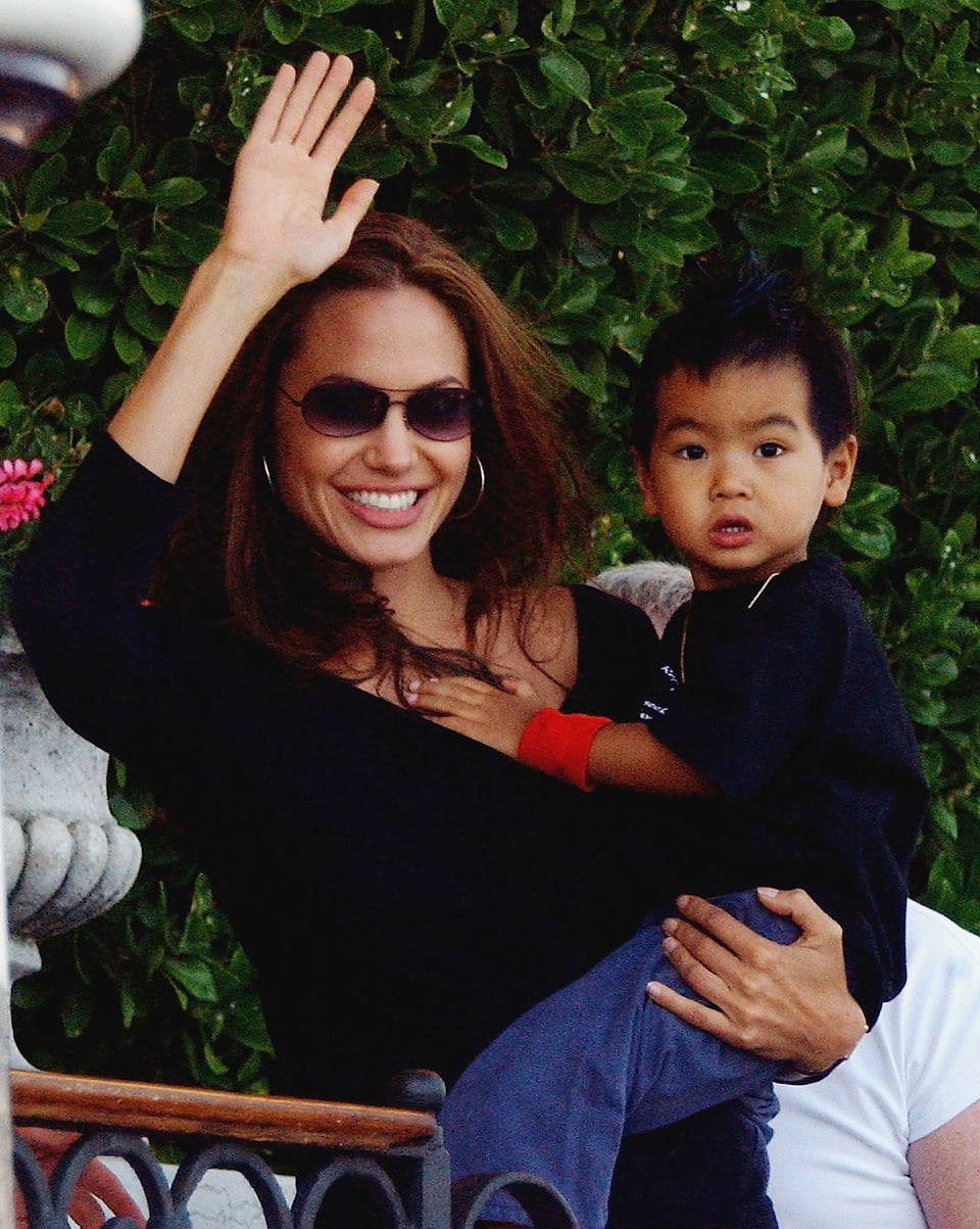 Angelina Jolie mit Maddox auf dem Arm