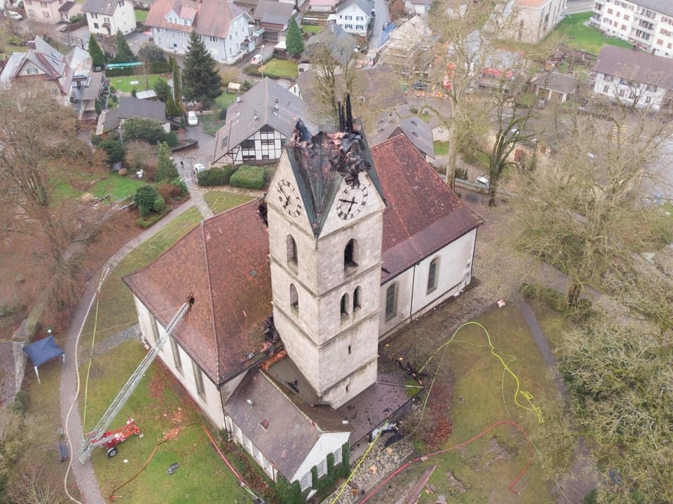 Luftaufnahme des abgebrannten Kirchendachs.