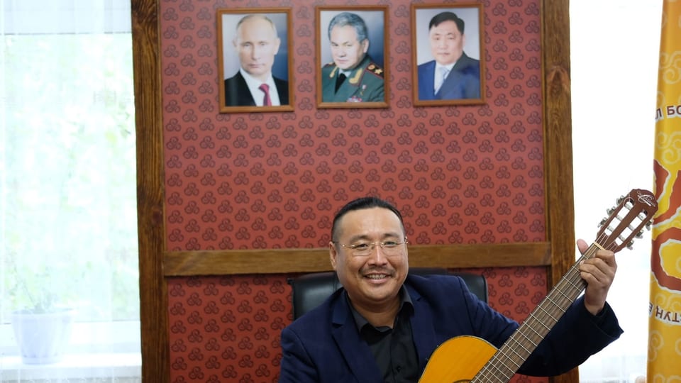 Der Leiter des tuwinschen Kulturzentrums, Igor Koschkendej, zeigt stolz seine Gitarre.