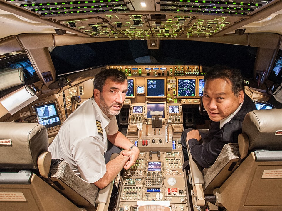 Zwei Piloten sitzen im Cockpit.