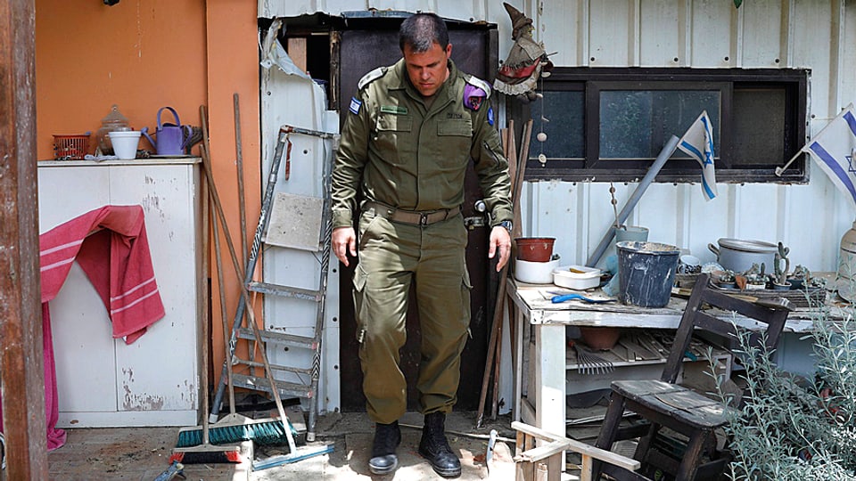 Sprecher der israelischen Armee, Jonathan Conricus, bei der Inspektion eines palästinensischen Raketen-Angriffs auf einen Kibbuz.