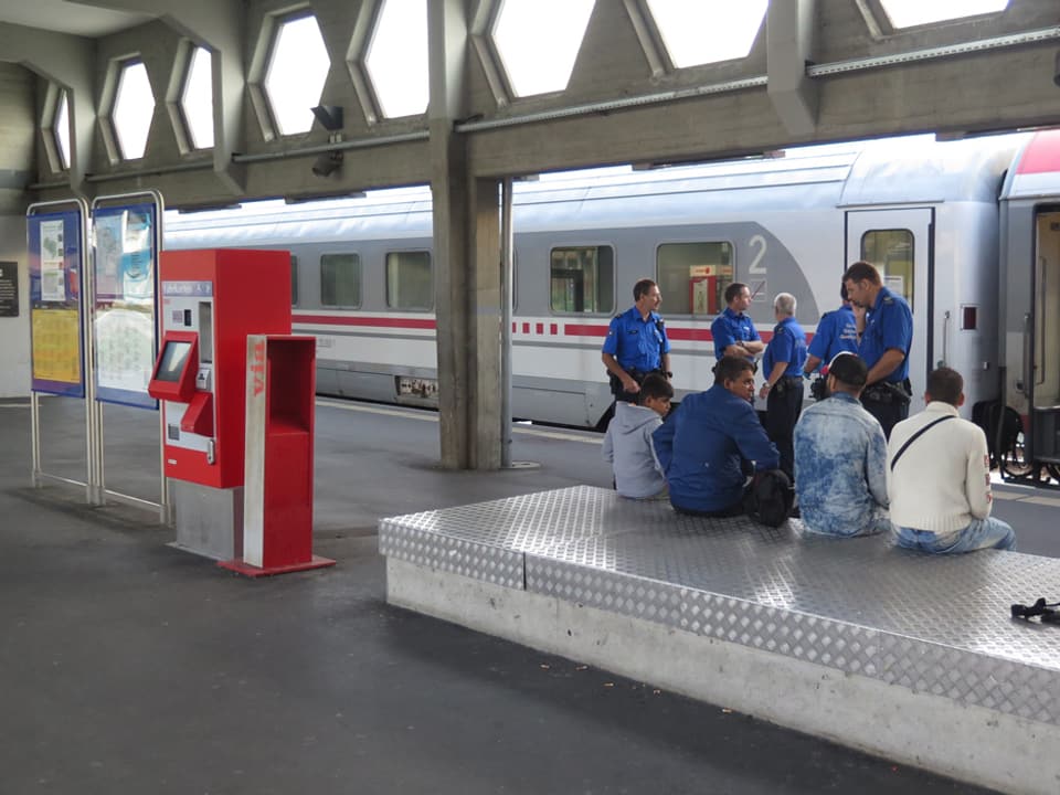 Flüchtlinge und Polizisten am Bahnhof Buchs