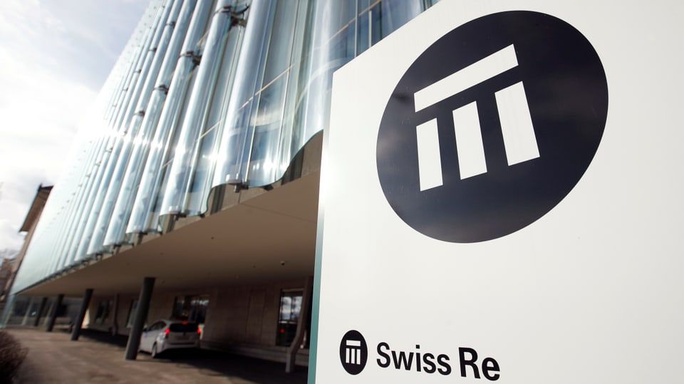 Das neue Swiss Re-Gebäude mit Logo in Zürich.