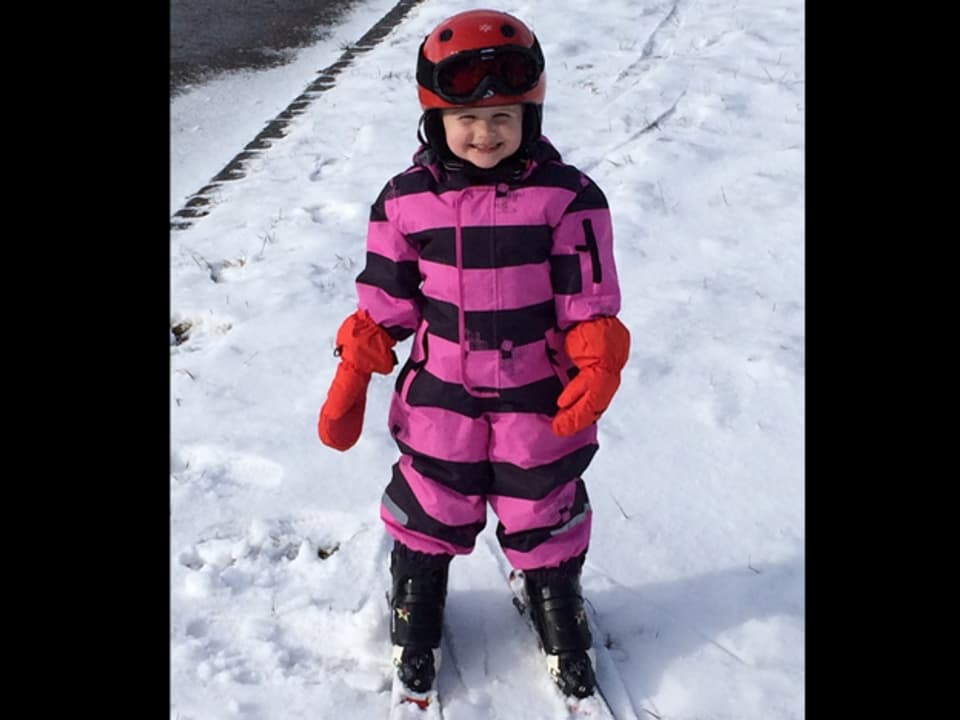 Lara bei Ihren ersten Fahrversuchen auf Ski.