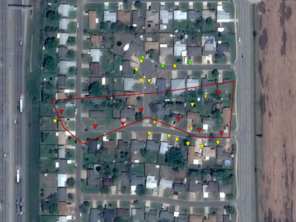 Satellitenbild mit intakten Häusern, eingeblendet sind auch die Markierungen der späteren Sturmschäden.