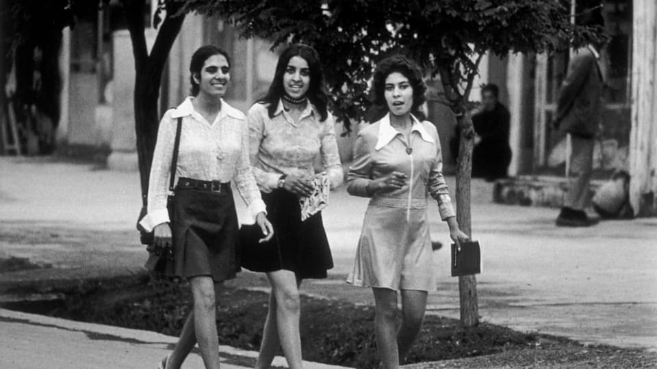 Junge Studentinnen in Mini-Röcken in Kabul, 1972. 