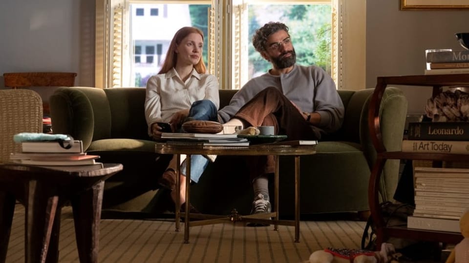 Jessica Chastain und Oscar Isaac sitzen auf einer Couch.