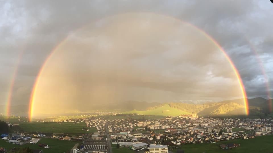 Regenbogen über Einsiedeln.