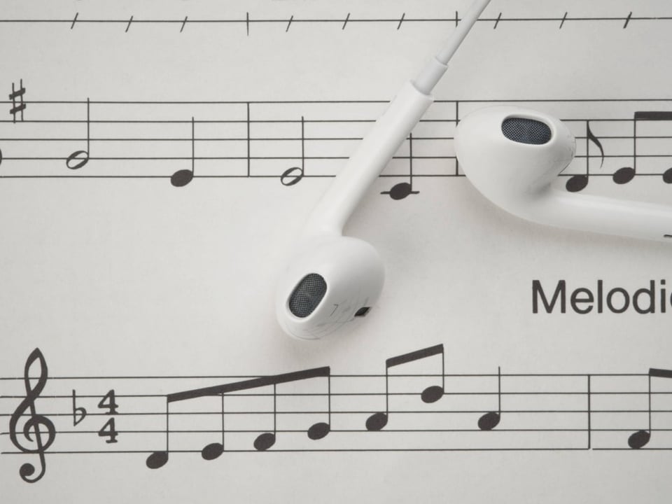 Bild mit Musiknoten und Apple Kopfhörern 