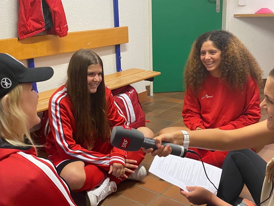 Brandy, Edina, Selena und Angela sitzen in der Umkleidekabine auf dem Boden und unterhalten sich. 