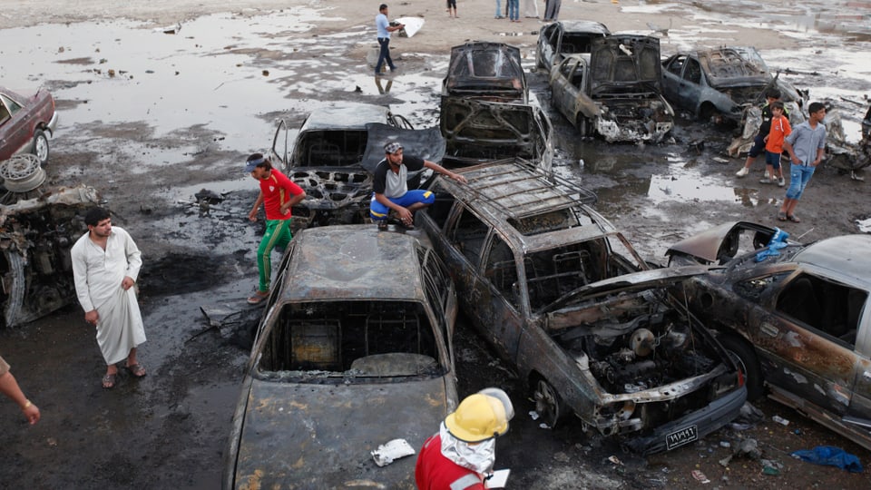 Ausgebrannte Autos nach Bombenanschlägen.