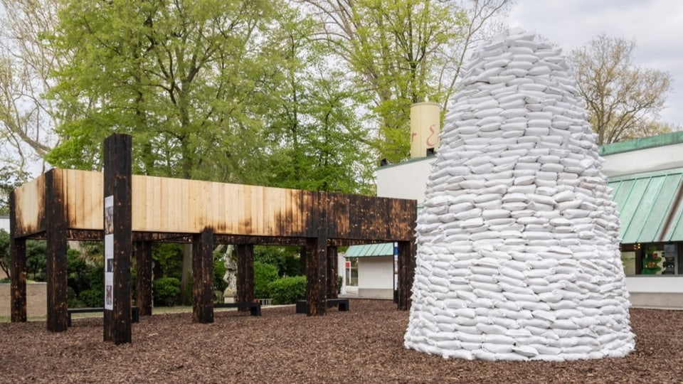 Ein Turm aus Sandsäcken auf einem öffentlichen Platz.