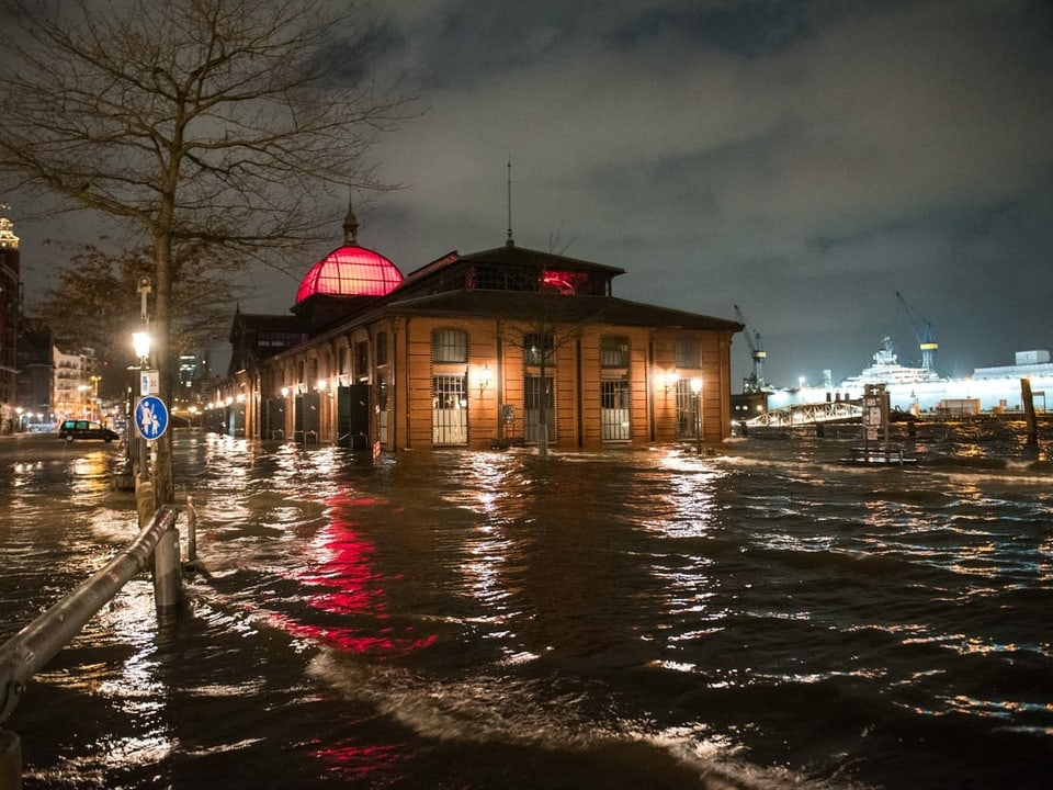 Der Fischmarkt mit der Fischauktionshalle in Hamburg wurde am Donnerstagmorgen während einer Sturmflut beim Hochwasser der Elbe überschwemmt. 