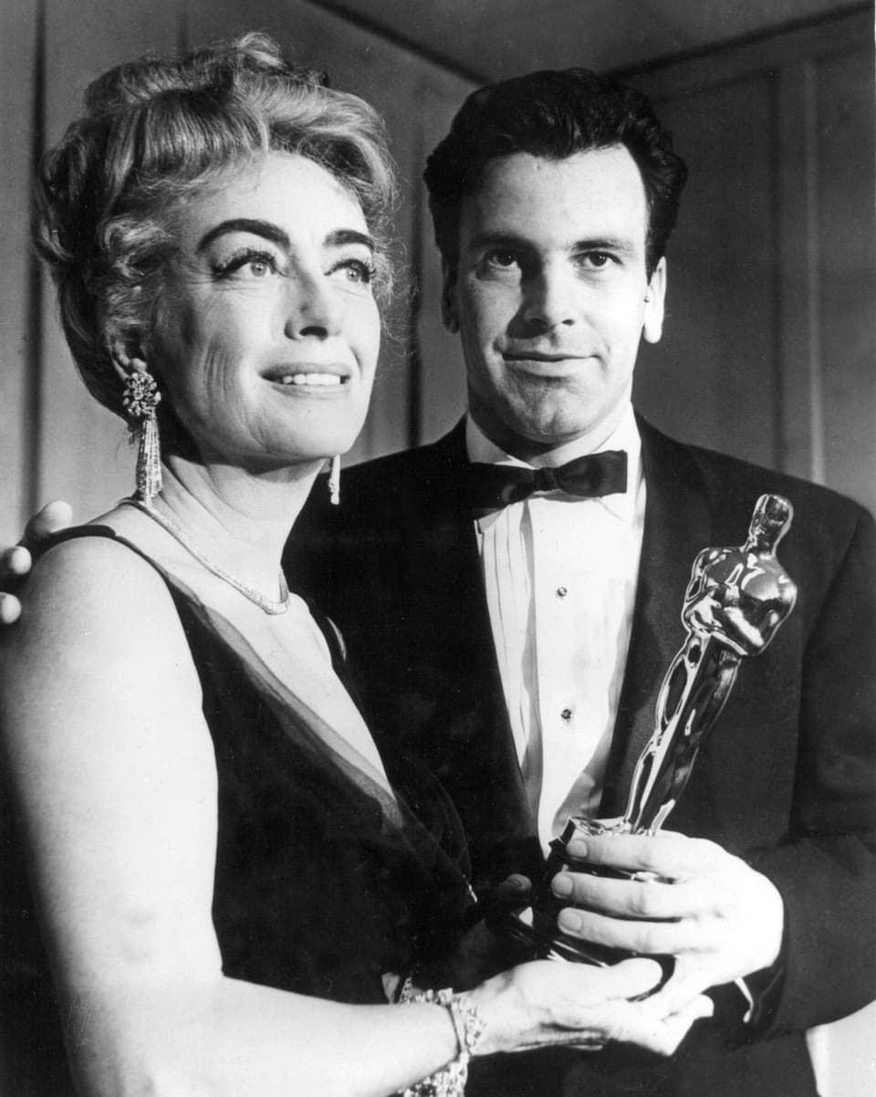 Die amerikanische Schauspielerin Joan Crawford überreicht im April 1962 den Oscar für den besten Darsteller an Maximilian Schell.