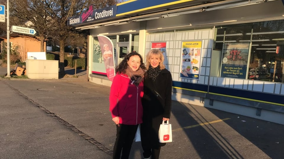 Neu-Politikerin Leila Salihu und die erfahrene SP-Nationalrätin Priska Seiler-Graf gehen in Winkel auf Stimmenfang.