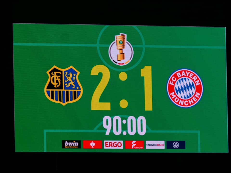 Die Anzeigetafel in Saarbrücken im Sechzehntelfinal des DFB-Pokals gegen das grosse Bayern.