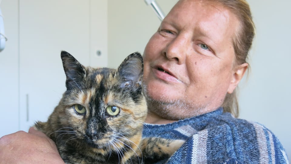 Daniel Weber (52) lebt gemeinsam mit seiner Katze im Pflegeheim Solina in Spiez. 
