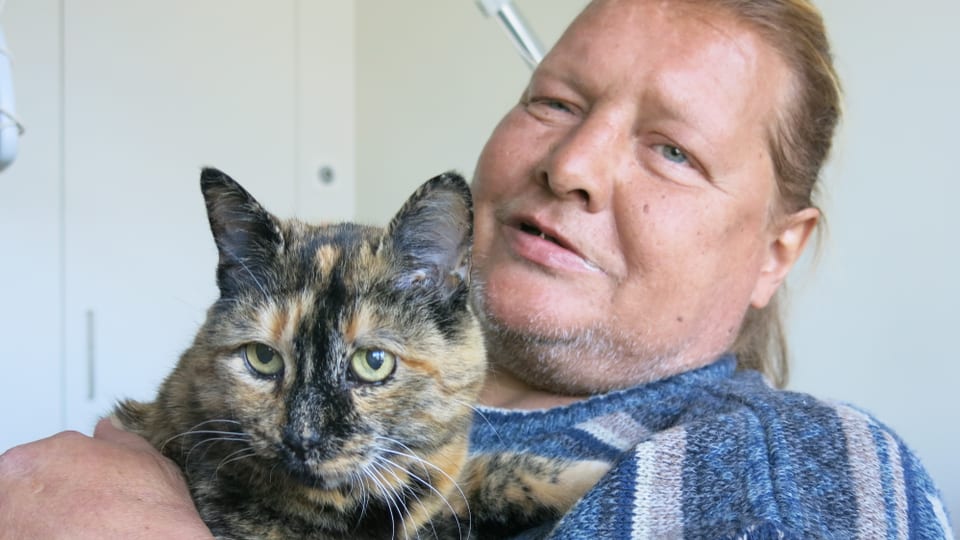 Daniel Weber (52) lebt gemeinsam mit seiner Katze im Pflegeheim Solina in Spiez.