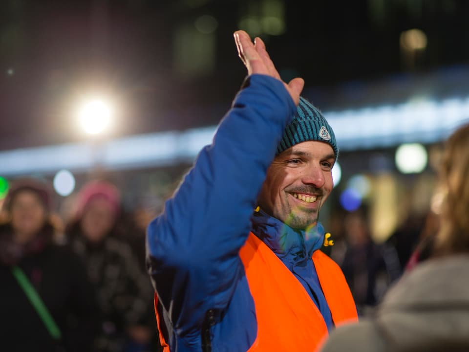 Sechs Stunden waren die Feuerwehr & die Wandergruppe Wittnau unterwegs – um Punkt Mitternacht abmarschiert, um Punkt sechs Uhr morgens am Bahnhof Aarau angekommen. 