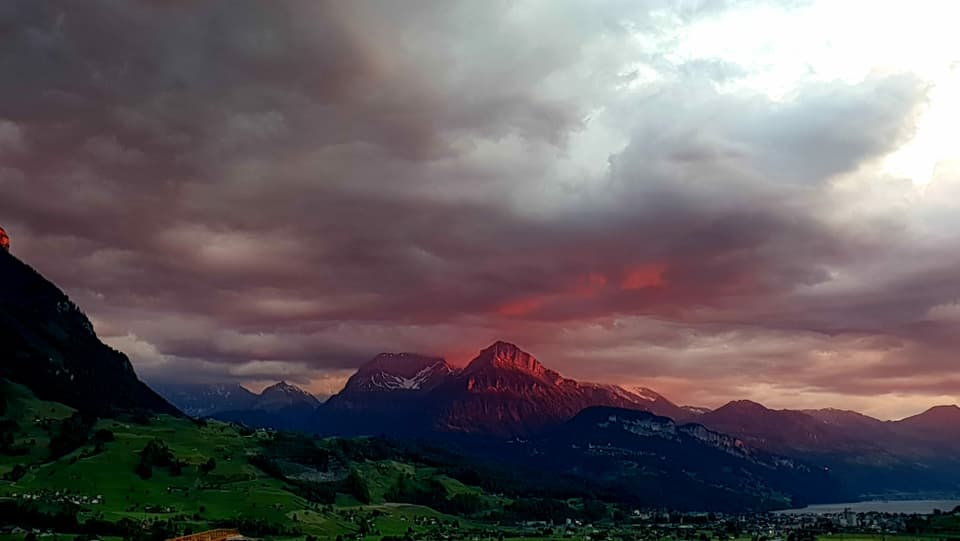 Kaltfront Wolkenverhangene Zentralschweiz am Samstagabend.
