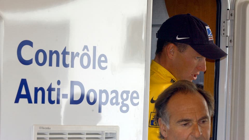 Lance Armstrong verlässt eine Dopingkontrolle.