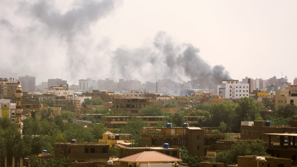 Rauch steigt über der sudanesischen Hauptstadt Khartum auf.