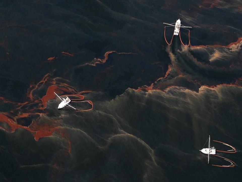 Fischerboote bei der Bekämpfung der Ölpest