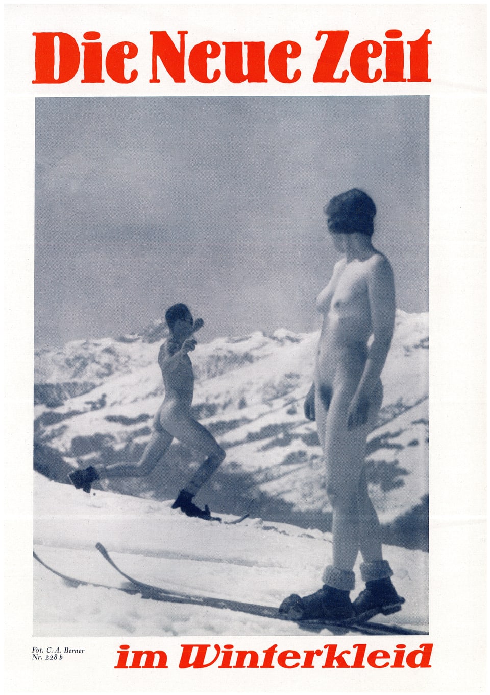 Zwei nackte Menschen im Schnee auf Skiern. 