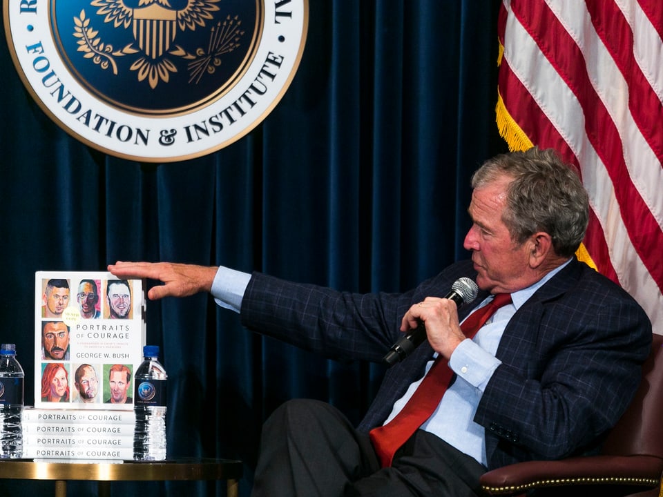 George W. Bush mit seinem Bildband.