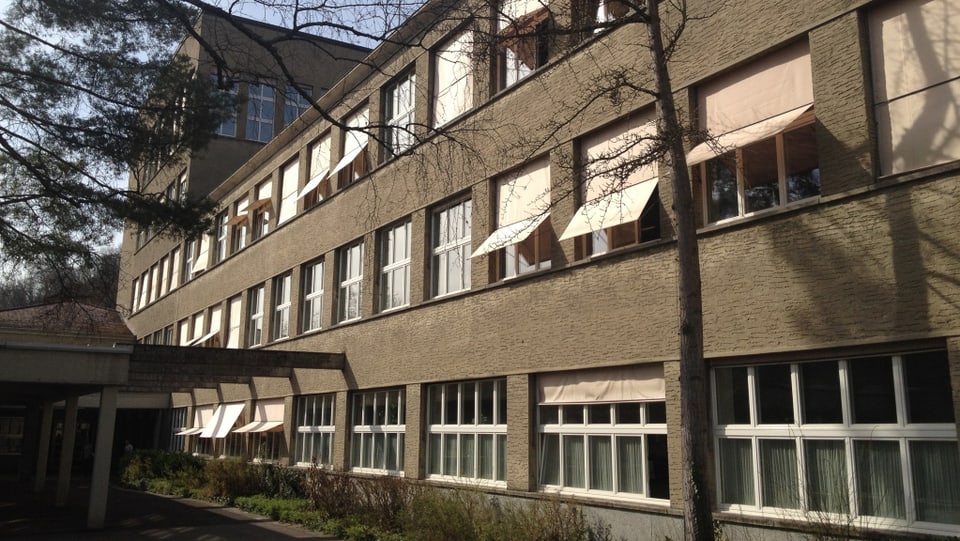 Blick auf das heutige Hauptgebäude der Bezirksschule Burghalde in Baden. 