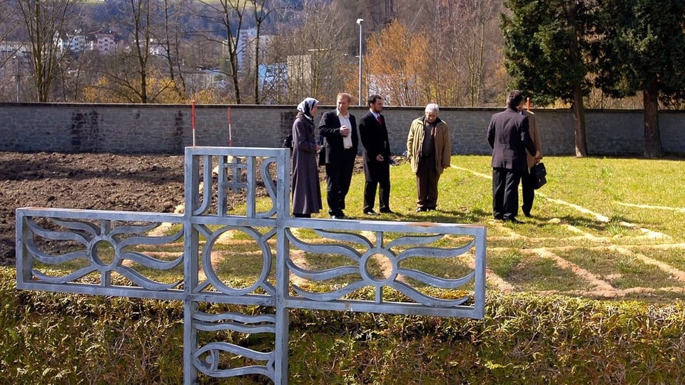 Interessierte besichtigen ein Gräberfeld für Muslime in der Stadt Luzern.