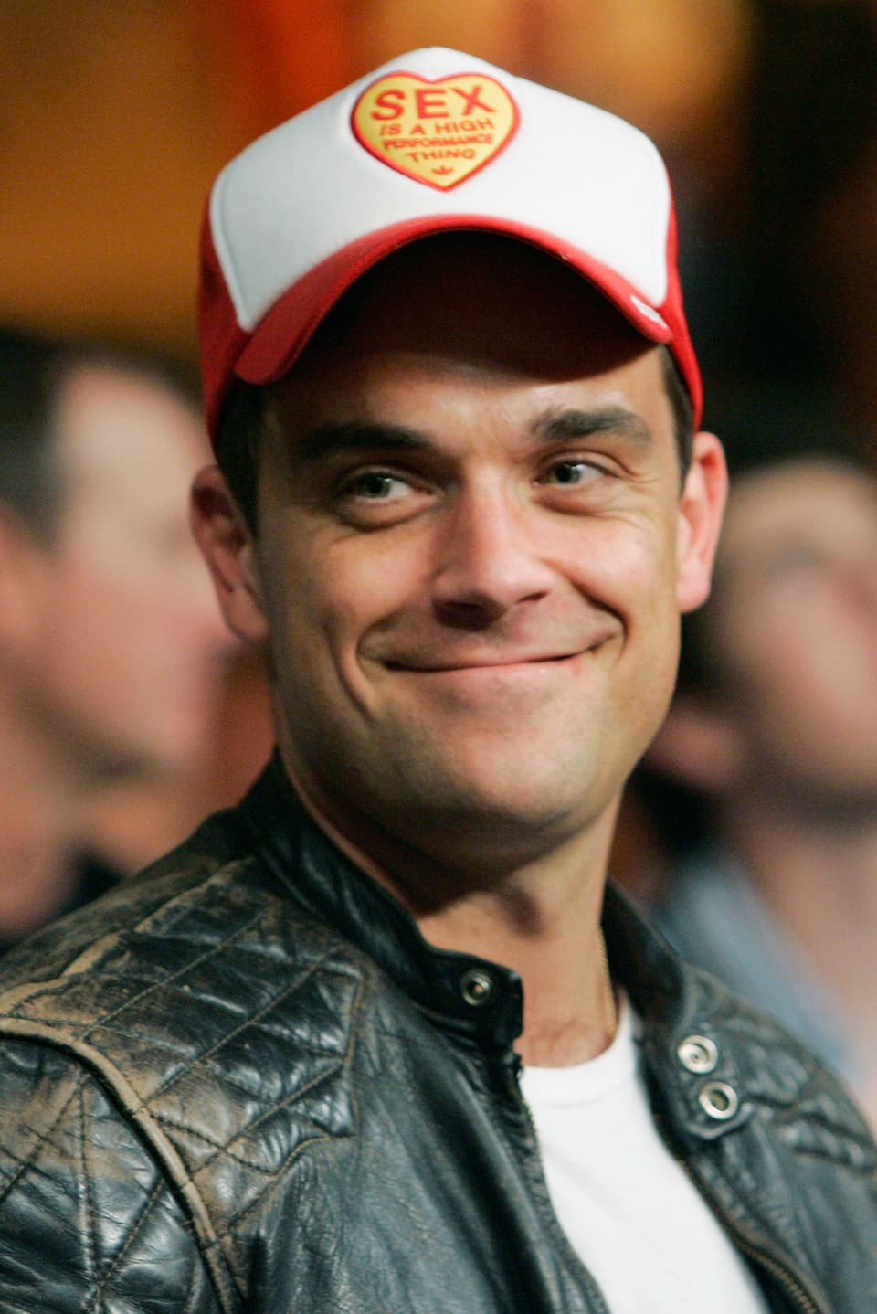 Robbie Williams mit Baseballcap.