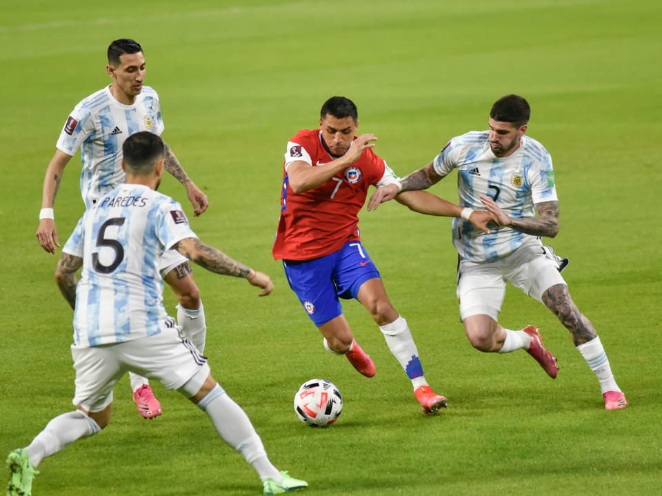 Durch den argentinischen Beinewald Chiles Alexis Sanchez auf dem Weg zum Tor.