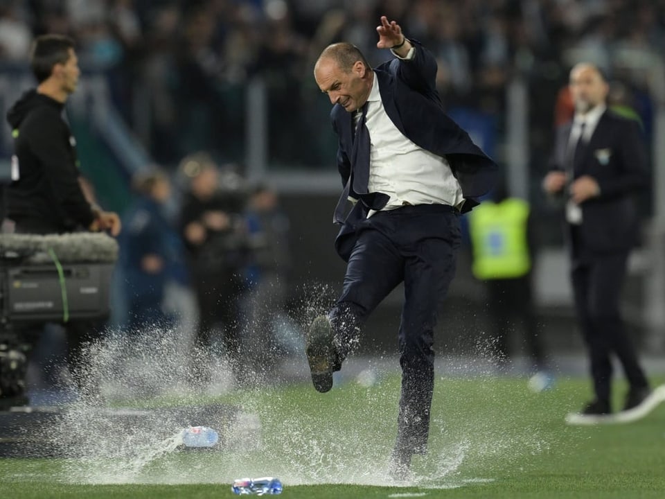Juve-Trainer Allegri kickt eine Wasserflasche weg.