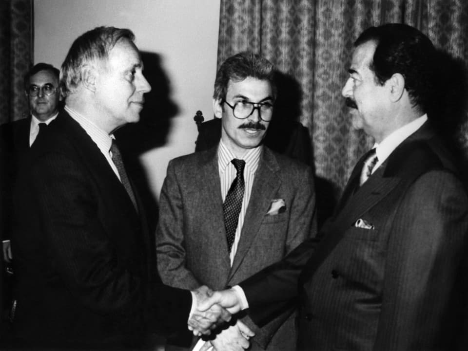 Jean Ziegler schüttelt Iraks Diktator Saddam Hussein die Hand.