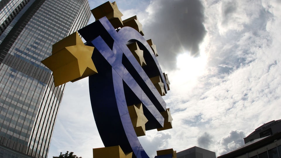 Euro-Skulptur vor der Europäischen Zentralbank in Frankfurt.