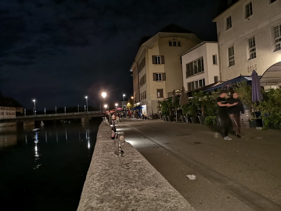 Promenade an einem Fluss bei Nacht.
