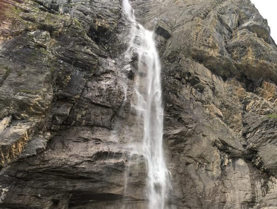 Wasserfall am Felsen.