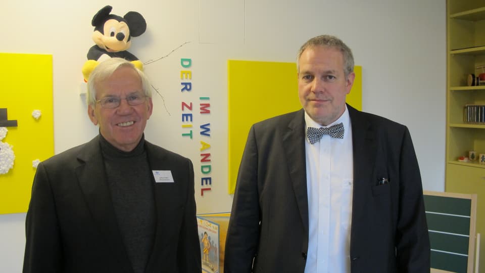Links Arthur Patrik, Präsident der Stiftung Kinderheim Brugg. Rechts von ihm der Heimleiter Rolf von Moos.