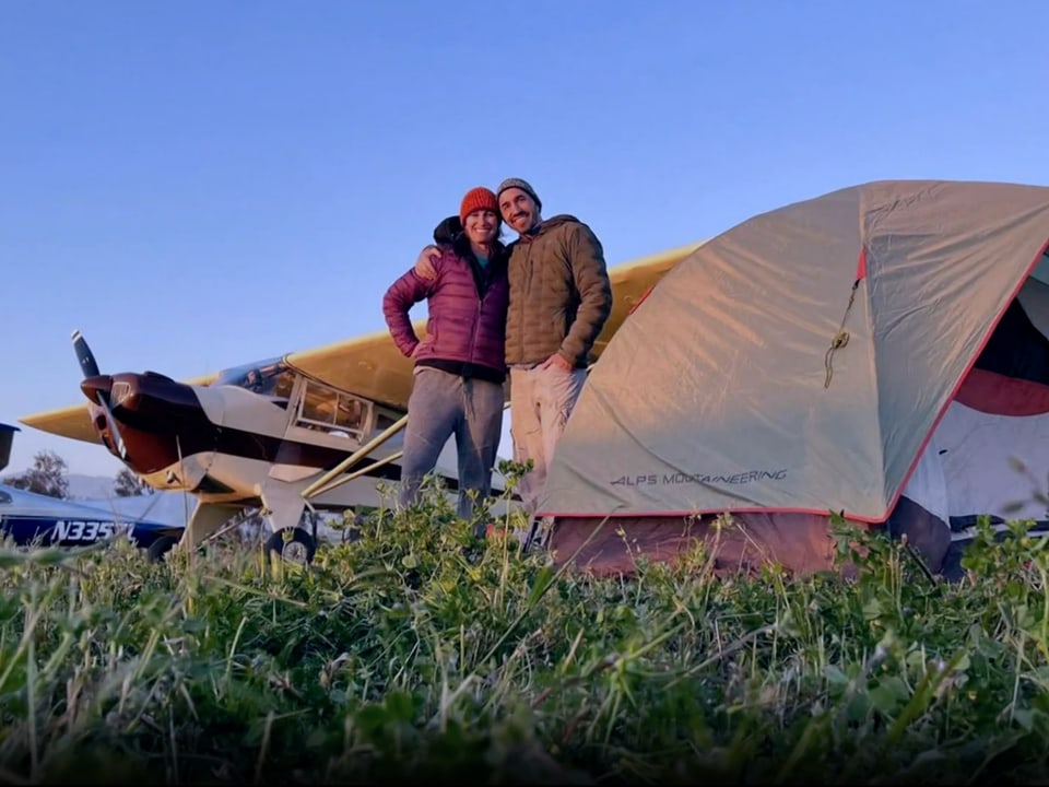 Jackie und Tobias vor ihrem Zelt und Flieger.