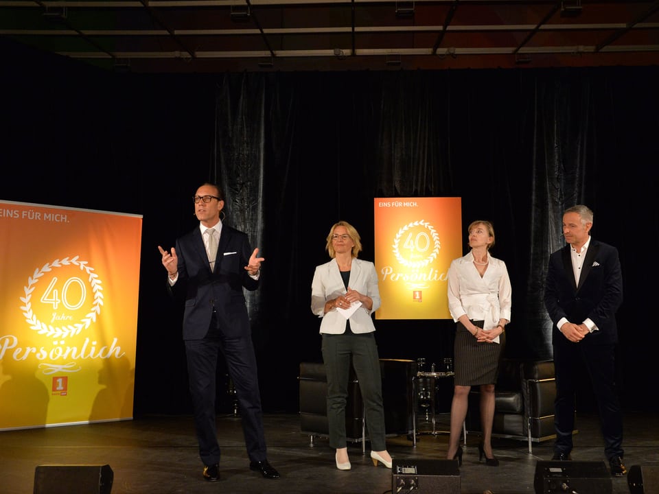 Auf der Bühne stehen (v.l.) Christian Zeugin, Sonja Hasler, Anita Richner und Dani Fohrler.